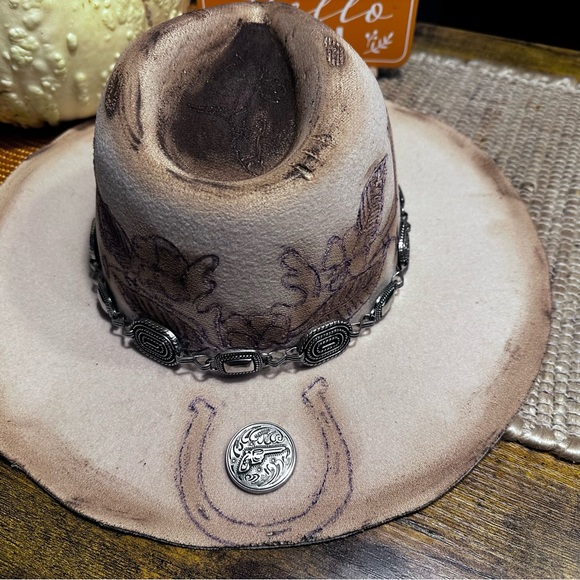 Buck Horn and  Horseshoe Burnt Rancher with Unique Concho and Concho Band. - Picture 2 of 12